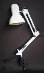 Luminária ara fixar em mesa feita de metal na cor branca, ajustável e articulável. Medida 65 cm de altura.