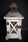 Lanterna para velas em madeira com laterais de vidro e parte superior em metal . Medida 30 cm de altura.