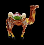 Porta joias/bibelo em metal com pedras cravejadas em forma de camelo. Medida 11,5x11cm. VEJA FOTO EXTRA.