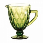 Jarra em vidro com predominância da cor verde com capacidade para 1L. Medida 15cm x 20cm