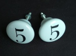 Par de puxadores em porcelana com o número " 5".