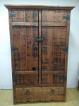Armário elaborado inteiramente com madeira de demolição com duas portas e um gavetão, altura 223 x 65 x 141 cm. Bom estado de conservação.