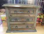 Linda cômoda construida em madeira de demolição patinada, com 3 gavetas altura100 x 115 x 66 cm. Necessita restauro.
