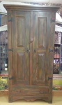 Armário construído com madeira de demolição, com 2 portas e uma gaveta, altura 256 x 65 x 132.