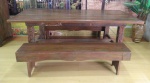 Elegante mesa em madeira de demolição, acompanha 2 bancos,  mediadas da mesa altura 84 x 102 x 219 cm e medidas dos bancos altura 44 x 31 x 166 cm.