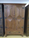 Armário construído com madeira de demolição, com 2 portas e uma gaveta, altura 218 x 65 x 136 cm.