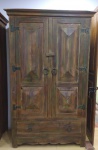 Armário construído em madeira de demolição, com duas portas e uma gaveta, necessita recolar parte superior da moldura frontal e lateral, altura 218 x 65 x 136 cm.