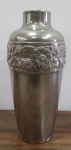 Vaso eem metal com decoração floral, no estado. Altura 29 cm.