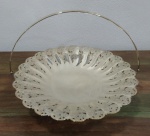 Cesta com alça em metal prateado, altura 18 cm e diâmetro 23,5 cm.
