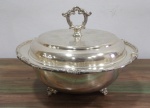 Sopeira em metal espessurado a prata, altura 21 cm e diâmetro 30 cm.