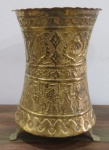 Lindo vaso em metal dourado com trabalhos em relevo, base tripoide, altura 35 cm e iâmetro 23 cm.