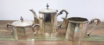 Conjunto para servir café, sendo: 1bule altura 15 cm, 1 leiteira altura 11 cm e 1 açucareiro altura 10 cm.