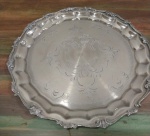 Travessa redonda em metal espessurado a prata, diâmetro 37 cm.