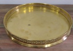Bandeja em metal dourado com 31 cm de diâmetro.