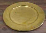 Sousplat em metal dourado, com 31 cm de diâmetro.