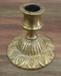 Castiçal em bronze com 7 cm de altura.