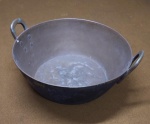 Tacho em cobre com alças em bronze, sinais de desgaste no fundo, altura 33 cm e diâmetro 72 cm.