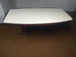 Elegante mesa para navio, em madeira nobre com tampo revestido com placa industrializada na cor branca, base da mesa constituida por 2 colunas, com 4 pés transversos, altura 83 x 205 x 105 cm.
