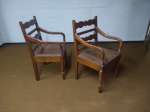 Par de elegantes cadeiras com braços, construídas com madeira de demolição, braços curvos e pés toneados, altura 91 cm.