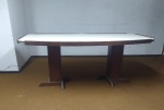 Elegante mesa para navio, em madeira nobre com tampo revestido com placa industrializada na cor branca, base da mesa constituida por 2 colunas, com 4 pés transversos, altura 83 x 205 x 105 cm.