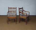 Par de elegantes cadeiras com braços, construídas com madeira de demolição, braços curvos e pés toneados, altura 91 cm.