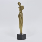 Dorka - Elegante escultura em bronze reproduzindo figura feminina, assinada e datada 85, altura  total 29 cm e altura da base 4,5 cm x 5 cm.