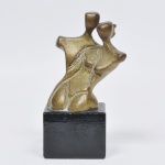 Celina - Estatueta em bronze reproduzindo casal, base em mármore, assinada, altura total 18 cm e altura da base 6,5 cm x 8 cm.