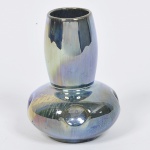 Vaso em cerâmica iridescente altura 12 cm.