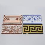 Lote composto por 4 azulejos europeus, sendo: 1 com margem grega nas cores amarela e preta 8 x 15 cm com desgaste, 1 com desenho floral nas cores marrom e branco 8 x 15 cm, 1 azulejo nas cores azul e branca 8 x 15 cm e 1 azulejo geométrico nas cores marrom e branco 8 x 15 cm.