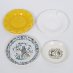 Lote com 4 pratos sendo: 1 prato em porcelana Vista Alegre com decoração de pássarp, diâmetro 14 cm, prato em cerâmica branca diâmetro 14,5 cm,  cinzeiro em faiança amarela marca St. Clement France diâmetro  14 cm e Prato comemorativo Caasamento do Príncipe Charles e Lady Diana Spencer, em cerâmica Carlton Ware, diâmetro 11 cm.