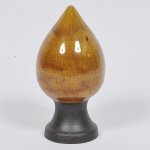 Pinha em madeira com base em ferro altura 17 cm.