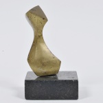 Estatueta em bronze assinada H*** numerada 2/5 datada 91, altura total 13,5 c m e altura da base em mármore 3 cm.