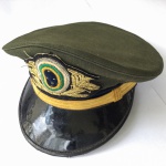 MILITARIA - Antigo quepe verde do Exército Brasileiro com insígnia bordada em fios metálicos. Anos 70.