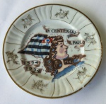 MILITARIA - Belíssimo prato em porcelana com o desenho da paulistinha, alusivo ao IV Centenário de São Paulo. 18 cm de diâmetro.