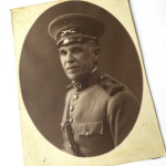 MILITARIA - Revolução de 32 belíssima foto de oficial do 9° Batalhão de Caçadores medindo 22 x 16 cm em papel fotográfico original de época.