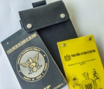 MILITARIA - Raro talonário em couro com dois manuais de instrução do comando do policiamento de trânsito dos anos 80.