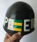 MILITARIA - Capacete em fibra preto da Polícia do Exército em São Paulo. Anos 80.