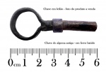 Colecionismo - Antiga chave de algema, no sistema de rosqueamente. Chave muito antiga e original. No anúncio pode-se ver uma algema em que esse tipo de chave é usada. A chave mede 6,0 cm de comprimento. Material centenário e muito raro de se encontrar a venda.