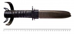 Militaria - Baioneta M-4 da Segunda Guerra Mundial, utilizada na carabina M-1. Esta baioneta em leilão foi usada no Brasil, o botão de pressão da Eberle mostra que a mesma teve a sua bainha reformada nos arsenais do Brasil. Baioneta em muito bom estado de conservação, incluindo a empunhadura em couro. Há um pequeno dano na ponta da bainha (foto). A baioneta mede 30,0 cm de comprimento (sem a bainha) e lâmina com  17,0 cm de comprimento.