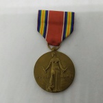 Militaria - Medalha Americana da Vitória da Segunda Guerra Mundial, com fita - 02