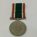 Militaria - Medalha de Serviço Voluntário Feminino, instituída em 1961 para recompensar quinze anos de serviço exemplar no Serviço Voluntário Feminino . Em 1966, a Rainha Elizabeth II concedeu à organização o prefixo "Royal" em reconhecimento ao seu valioso trabalho e o título da medalha foi alterado para Women's Royal Voluntary Service Medal .17