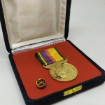 Medalha Mérito Artístico Carlos Gomes - Linda condecoração da Sociedade Braisleira de Educação e Integração. Acompaha caixa original e roseta