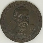 Antiga medalha comemorativa ao centenário de Rui Barbosa 1849 - 5 de novembro - 1949 - Homenagem da Municipalidade de Santos ao gênio da raça. As palavras Rui e Municipalidade tem o V no lugar de U na moeda.<br>Mede 5,5cm de diâmetro