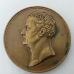 Medalha comemorativa do funeral do rei Friedrich Wilhelm III (1770-1840), da Prússia, em 1840. Dada a tropas do Corpo da Guarda que fizeram parte do cortejo fúnebre no dia do funeral do rei. O gravador foi Heinrich Franz Brandt (1789-1845), suíço, primeiro medalhista da Real Casa da Moeda de Berlim (Königlichen Berliner Münze).Anverso: busto do rei Friedrich Wilhelm III com a assinatura "BRANDT F".Reverso: ERINNERUNG ("memória") rodeada pela inscrição "GEB. D. 3. AUGUST 1770. GEST. AM HEILIGEN PFINGST TAGE DEN 7 JUNI 1840". Cunhagem: apenas 16.959. Bronze, 45mm, 54.3g (aproximadamente).  - KK