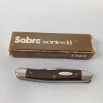 Canivete Marca SABRE Series II, fabricado nos Estados Unidos, na caixa original. Fechado mede 07 centímetros.