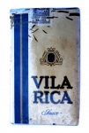 Colecionismo - Antigo maço dos cigarros Vila Rica, dos anos 80 e ainda lacrados. Maço ainda selado em Cruzeiros, por volta dos anos 80. Exemplar raro de se encontrar, pois está lacrado, completo e com o papel celofane original. Os cigarros Vila Rica popularizaram a expressão `leve vantagem você também`, pois esse era o slogam utilizado pelo ex jogador Gerson nos comerciais desta marca de cigarros. O maço mede 8,5 cm X 5,5 cm X 2,0 cm. Atenção: o maço é vendido como item antigo e de coleção no segmento fumageiro, não recomendamos, de forma nenhuma, o uso dos cigarros deste maço a venda.