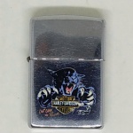 Harley Davidson - Lindo Isqueiro Zippo com tema da mais famosa montadora de motos do Mundo. Essa tem a figura de uma pantera ao fundo do emblema da Harley.