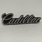 Emblema metálico original GM do veículo CADILLAC.