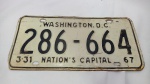      Linda e antiga placa de carro antiga da década de 60 (1967) dos Estados Unidos, do distríto de columbia onde fica a capital Washington - Tudo em alto relevo, feita em ferro