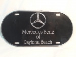 Linda placa de automóvel americana, para uso na dianteira, Mercedes Bens of Daytona Beach.  A placa mede 15 x 31 cm